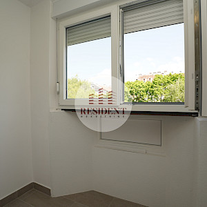 ŠPANSKO Funkcionalan 1soban stan 41 m2, 2. kat, odlična lokacija, loggia, spremište, BEZ PROVIZIJE