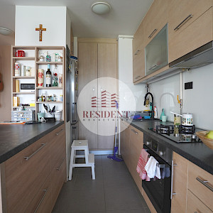 VRBANI Komforan 3soban stan 70 m2 + GARAŽA, 3. kat, top lokacija, lift, spremište