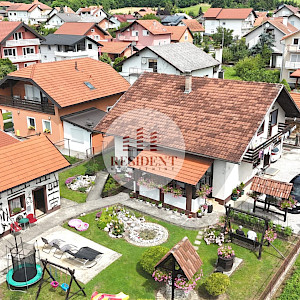 BRDOVEC Family house with 2 apartments + auxiliary building, land 700 m2, quiet environment, 2 garages