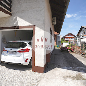 BRDOVEC Family house with 2 apartments + auxiliary building, land 700 m2, quiet environment, 2 garages