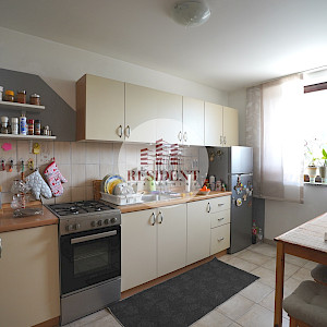 BRDOVEC Family house with 2 apartments + auxiliary building, land 700 m2, quiet environment, 2 garages