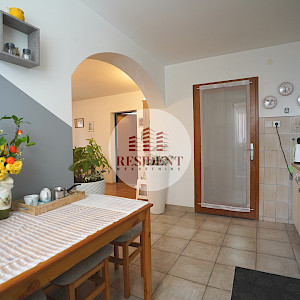 BRDOVEC Family house with 2 apartments + auxiliary building, land 700 m2, quiet environment, 2 garages