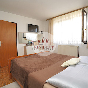 BRDOVEC Family house with 2 apartments + auxiliary building, land 700 m2, quiet environment, 2 garages