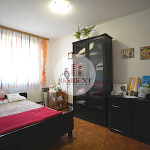 BRDOVEC Family house with 2 apartments + auxiliary building, land 700 m2, quiet environment, 2 garages