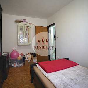 BRDOVEC Family house with 2 apartments + auxiliary building, land 700 m2, quiet environment, 2 garages