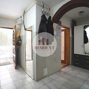 BRDOVEC Family house with 2 apartments + auxiliary building, land 700 m2, quiet environment, 2 garages