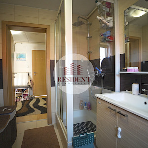 BRDOVEC Family house with 2 apartments + auxiliary building, land 700 m2, quiet environment, 2 garages