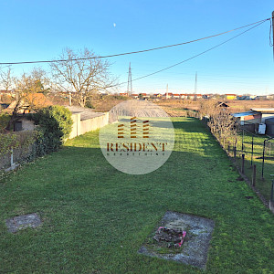 BESTOVJE Građevinsko zemljište od 1050 m2 + kuća 80 m2 + 450 m2 zelene površine