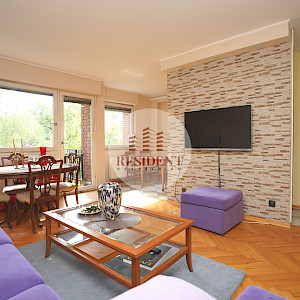 JARUN Prostran 4soban stan 87 m2, 3. kat, top lokacija, garaža, mirno okruženje, balkon, spremište, BEZ PROVIZIJE