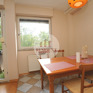 JARUN Prostran 4soban stan 87 m2, 3. kat, top lokacija, garaža, mirno okruženje, balkon, spremište, BEZ PROVIZIJE