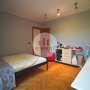 JARUN Prostran 4soban stan 87 m2, 3. kat, top lokacija, garaža, mirno okruženje, balkon, spremište, BEZ PROVIZIJE