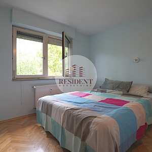 JARUN Prostran 4soban stan 87 m2, 3. kat, top lokacija, garaža, mirno okruženje, balkon, spremište, BEZ PROVIZIJE