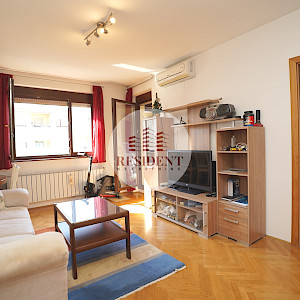 VRBANI 3 Funkcionalan 2soban stan 39 m2, 3. kat, top lokacija, lift, loggia