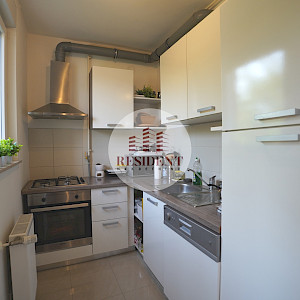 VRAPČE Moderan 2soban stan 50 m2 + parking, 1. kat, mirna lokacija, balkon, spremište, BEZ PROVIZIJE