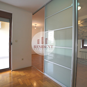 VRBANI 3 Funkcionalan jednosoban stan 38 m2, 3. kat, top lokacija, loggia, balkon, spremište